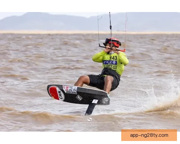 墨士廉参加的男子风筝板赛 因风力不足推迟举行